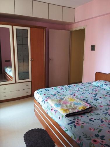 Ένα ή περισσότερα κρεβάτια σε δωμάτιο στο Upscale 2BHK In Western Suburb