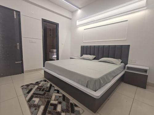 Ένα ή περισσότερα κρεβάτια σε δωμάτιο στο Casa Aurelia - Designer 2Bhk Stay