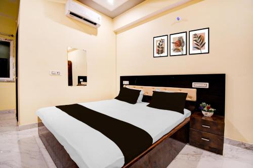a bedroom with a large bed in a room at Hotel O panchshil inn in Patna