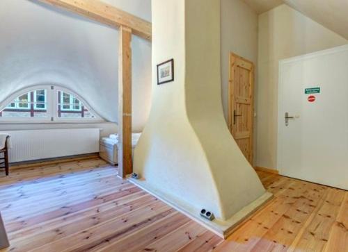 an empty room with a staircase in a house at Katen am Schwanenteich in Lassan