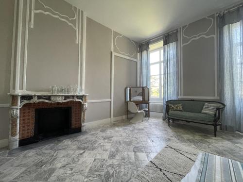 un salon avec une cheminée et un canapé dans l'établissement Appartement au cœur du Château, à La Bégude-de-Mazenc