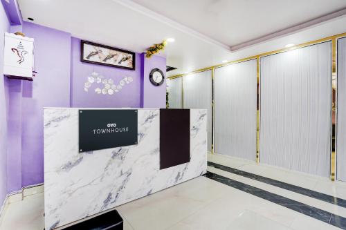 a lobby with purple walls and a marble wall at Townhouse ROYAL ELAN in Noida