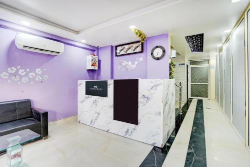 Un vestíbulo de una casa con paredes moradas. en Townhouse ROYAL ELAN, en Noida