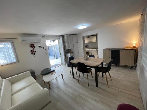 un salon avec un canapé, une table et des chaises dans l'établissement FREJUS port et base nature, à Fréjus