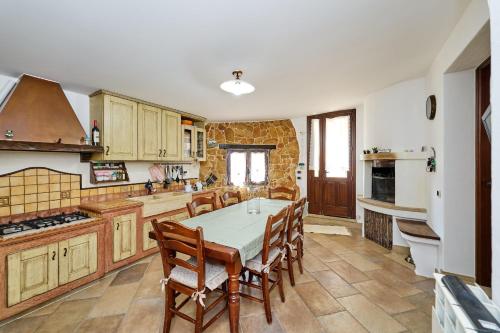 una grande cucina con tavolo e sedie di Villa del sole by Vivimy a Taviano