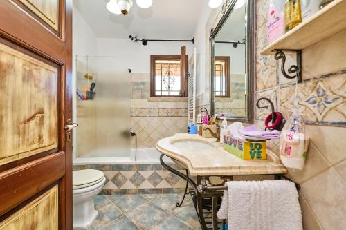 un bagno con lavandino, WC e doccia di Villa del sole by Vivimy a Taviano