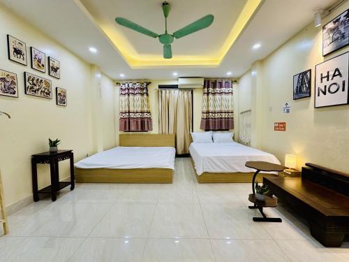 Postel nebo postele na pokoji v ubytování Vietnam Travelers Home 1 with Private Balcony
