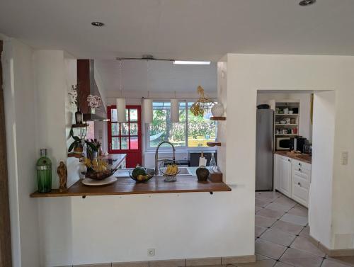 - une cuisine avec un comptoir avec des fruits dans l'établissement Maison de campagne, à Fondettes