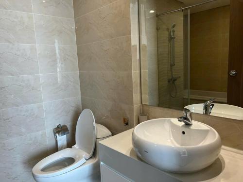 a bathroom with a toilet and a sink and a shower at Chuỗi căn hộ dịch vụ Vinhomes Gardenia Mỹ Đình in Hanoi