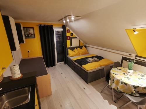 une petite chambre avec un lit et une table dans l'établissement Apartma LINA, Encijan D-38, à Bohinj