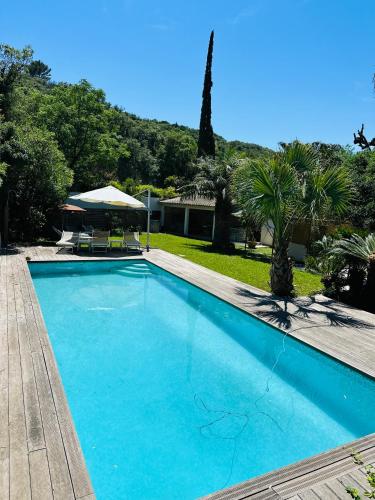 Πισίνα στο ή κοντά στο Les Lodges de l'Etang