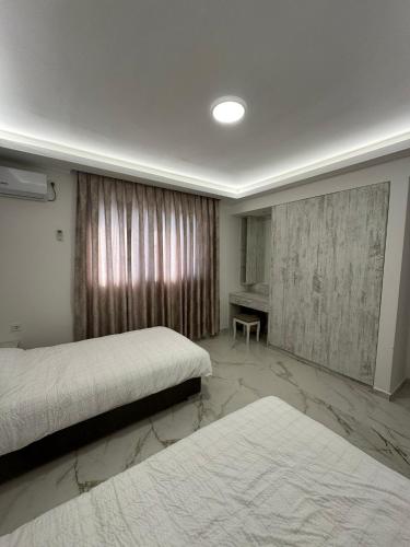 a hotel room with two beds and a window at Crater H in Kukrike