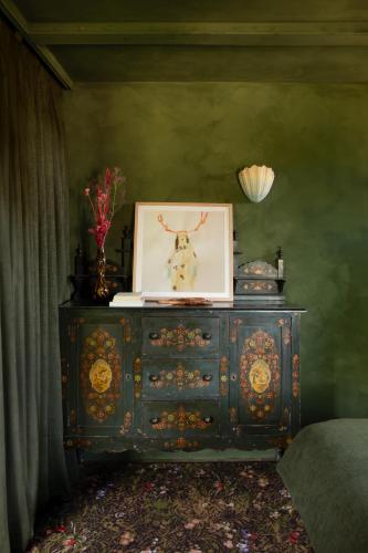 une vieille commode avec une photo dessus dans l'établissement La Folie Barbizon, à Barbizon