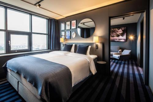 Una cama o camas en una habitación de Scandic Falkoner