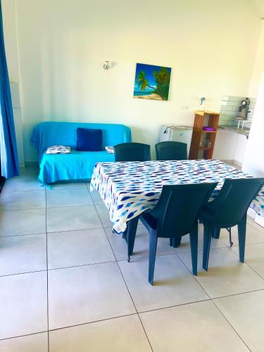 Zona de estar de Cap Vanisa, bungalows avec piscine et vue océan à Manapany