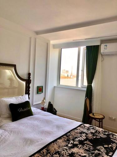 Letto o letti in una camera di Shanghai Hills & Panorama River Suite Close to Metro Line 4