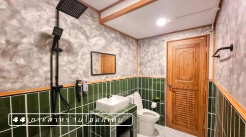 a bathroom with a sink and a toilet and a shower at 44Kohsaraihomestay 44เกาะสาหร่ายโฮมสเตย์ in Satun
