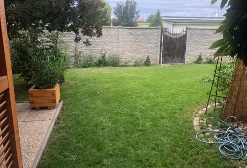 a backyard with a yard with a fence and a yard at Living in the Gallery in Jánošíková