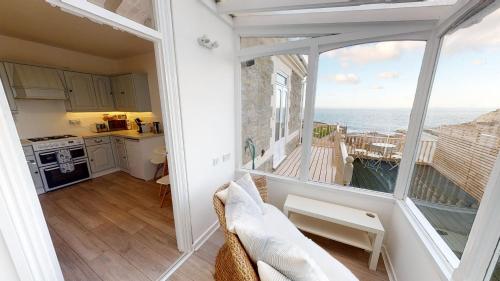 Η κουζίνα ή μικρή κουζίνα στο ILFRACOMBE RAPHAEL 2 Bedrooms