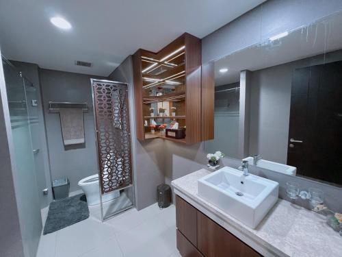KejayanにあるLSuites roomsの洗面台とトイレ付きのバスルーム