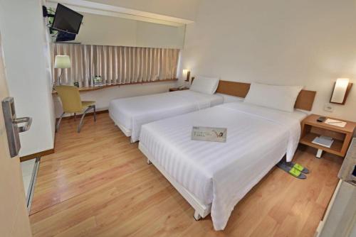 Postel nebo postele na pokoji v ubytování Whiz Hotel Pemuda Semarang