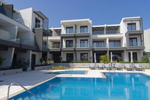 ニキティにあるEvion Apartments in Nikiti A13のスイミングプール付きのアパートメントビル