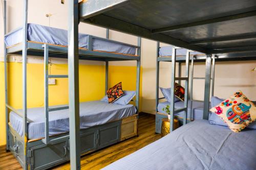 Una cama o camas en una habitación de Hype Hostel Udaipur