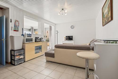 un salon avec un canapé et une cuisine dans l'établissement La Recanette - 4min à pied du Port Jean Gau, à Valras-Plage