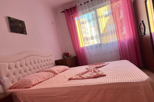 Ένα ή περισσότερα κρεβάτια σε δωμάτιο στο Blerta Apartment Durres Plazh