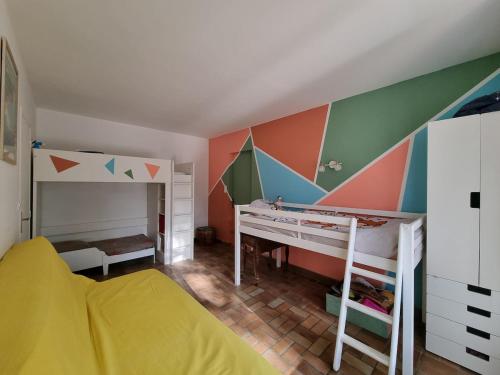 Ένα ή περισσότερα κρεβάτια σε δωμάτιο στο Maison proche de la plage