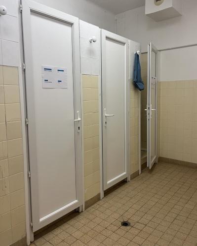 - une salle de bains avec deux portes et du carrelage dans l'établissement Campus Santa Maria, à Cannes