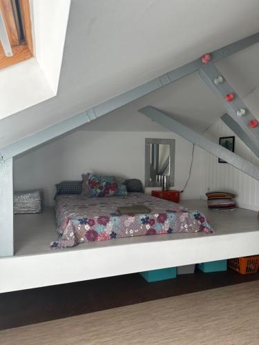 Ένα ή περισσότερα κρεβάτια σε δωμάτιο στο Chambre de charme dans maison coloniale