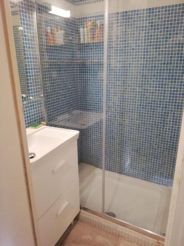 une salle de bain avec douche et lavabo dans l'établissement Appartement PLAGE - LES PIEDS DANS L'EAU, à Canet