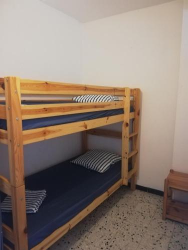 Ce lit superposé se trouve dans un dortoir doté de lits superposés. dans l'établissement Appartement PLAGE - LES PIEDS DANS L'EAU, à Canet