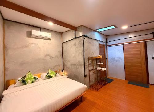 a bedroom with a white bed in a room at 44Kohsaraihomestay 44เกาะสาหร่ายโฮมสเตย์ in Satun