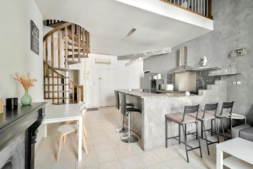 une cuisine et une salle à manger avec un comptoir et des chaises dans l'établissement Apartment in the heart of Nîmes' historic center, à Nîmes