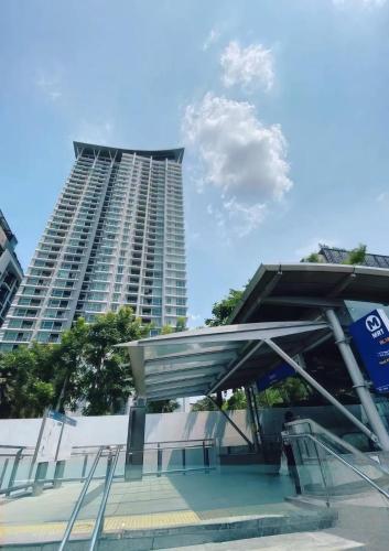 a tall building in front of a building at 辉煌象神庙全配套设施高端公寓 安静不临街 近地铁夜市 in Bangkok