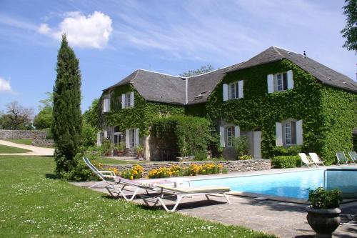 Domaine du Château la Rhue grand espace piscine
