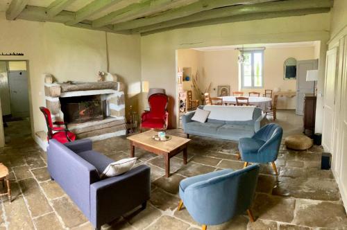 un salon avec des canapés et une cheminée dans l'établissement Gîte de Font Valet, à Millac
