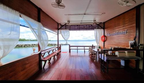a dining room with a view of the water at 44Kohsaraihomestay 44เกาะสาหร่ายโฮมสเตย์ in Satun