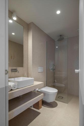 a bathroom with a tub and a toilet and a sink at toctoctoc lisboa in Lisbon