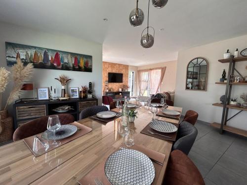 une salle à manger avec une table et des chaises dans l'établissement La Villa des petits bonheurs, à Saint-Quay-Portrieux