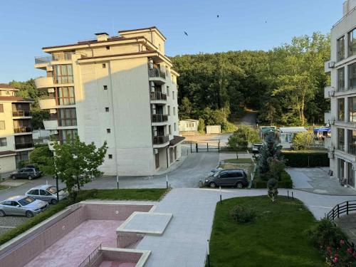 an overhead view of a building and a parking lot at Studio Moré in Shkorpilovtsi