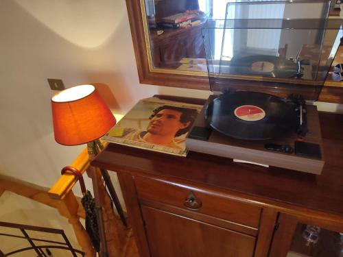a table with a lamp and a record player on it at Tra cielo e terra in Trevi nel Lazio