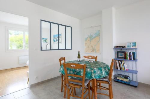 une salle à manger avec une table et des chaises dans l'établissement Le petit Rozeur - appt vue mer, à Plérin