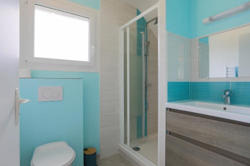 une salle de bain avec une douche, des toilettes et un lavabo dans l'établissement Le petit Rozeur - appt vue mer, à Plérin