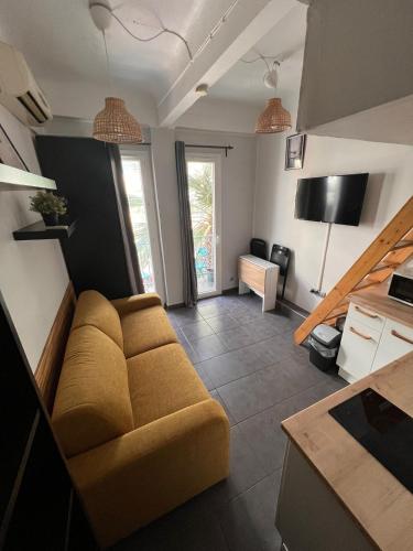 un salon avec un canapé et une table dans l'établissement Studio Juan les Pins 06 - centre ville - plage à 150m, à Antibes