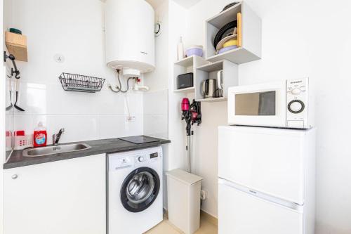Il comprend une petite cuisine équipée d'un lave-linge et d'un four micro-ondes. dans l'établissement GuestReady - Serene base two steps from Paris, à Boulogne-Billancourt