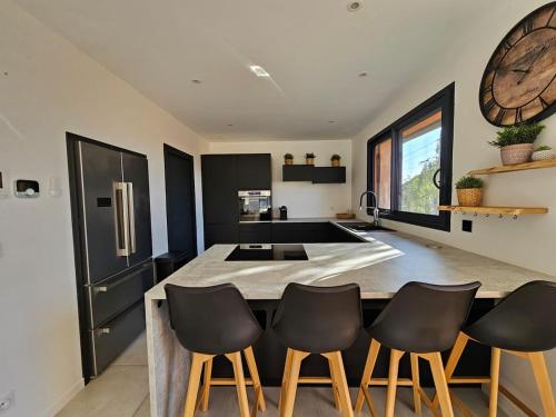 una cucina con ampia isola con 4 sedie di 4 chambres - 200m2 - Parking - Jardin a Irigny