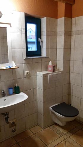 Koupelna v ubytování Maisonettewohnung auf 2 Etagen mit zwei Balkonen